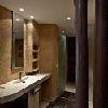 Afrikai stílusú modern fürdőszoba a Hotel Bambarában Felsőtárkányon, a Bükkben
